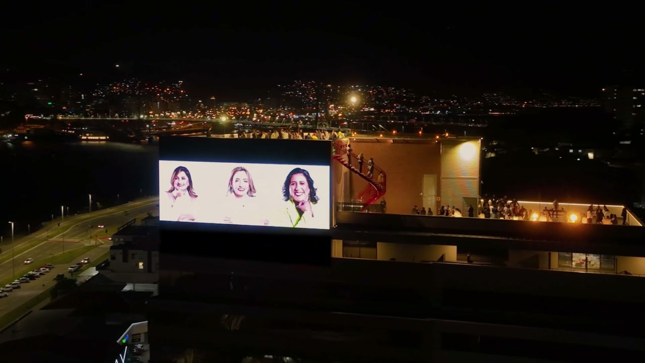 Compilado de ativações de marca no Rooftop Mirante com público em evento noturno