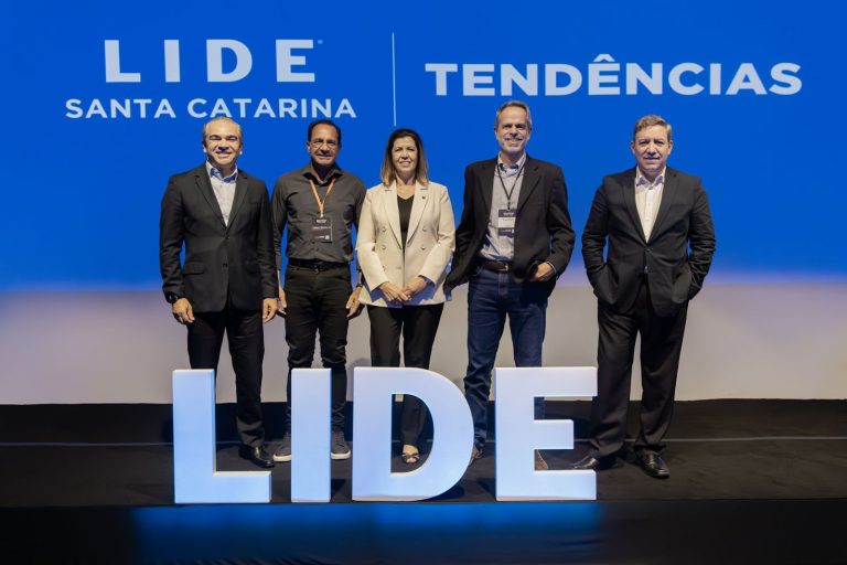 O LIDE Tendências Santa Catarina reuniu líderes empresariais de destaque no Rooftop Floripa Square para uma noite de discussões enriquecedoras sobre "Ambiente de Mercado, Transformação Digital e Crescimento Empresarial". Primeiro Evento Carbon Free e Lançamento de Nova Vertical.