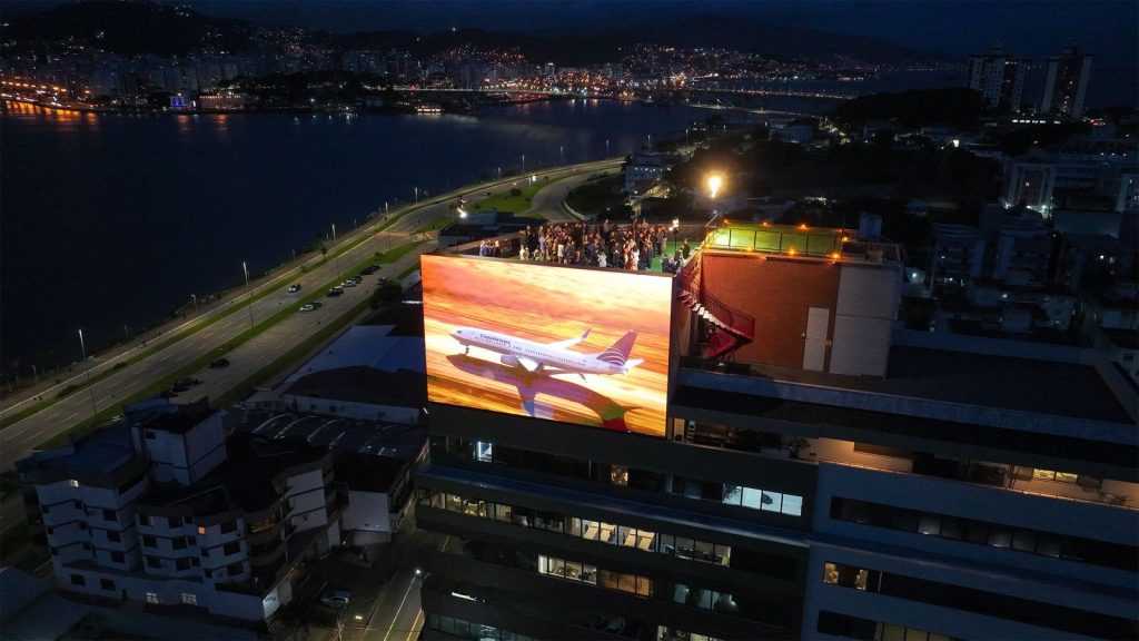 A Megatela Floripa Square exibiu uma vinheta exclusiva da Copa Airlines durante o evento no Rooftop.